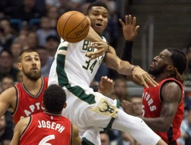 Νέο ασύλληπτο double-double από τον Γιάννη Αντετοκούνμπο (βίντεο)